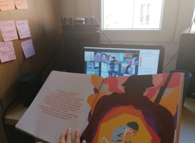 Durante il lockdown-la bambina che parla ai libri